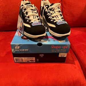 Skechers Shape Ups women’s comfort waking shoe size 11 never worn!
